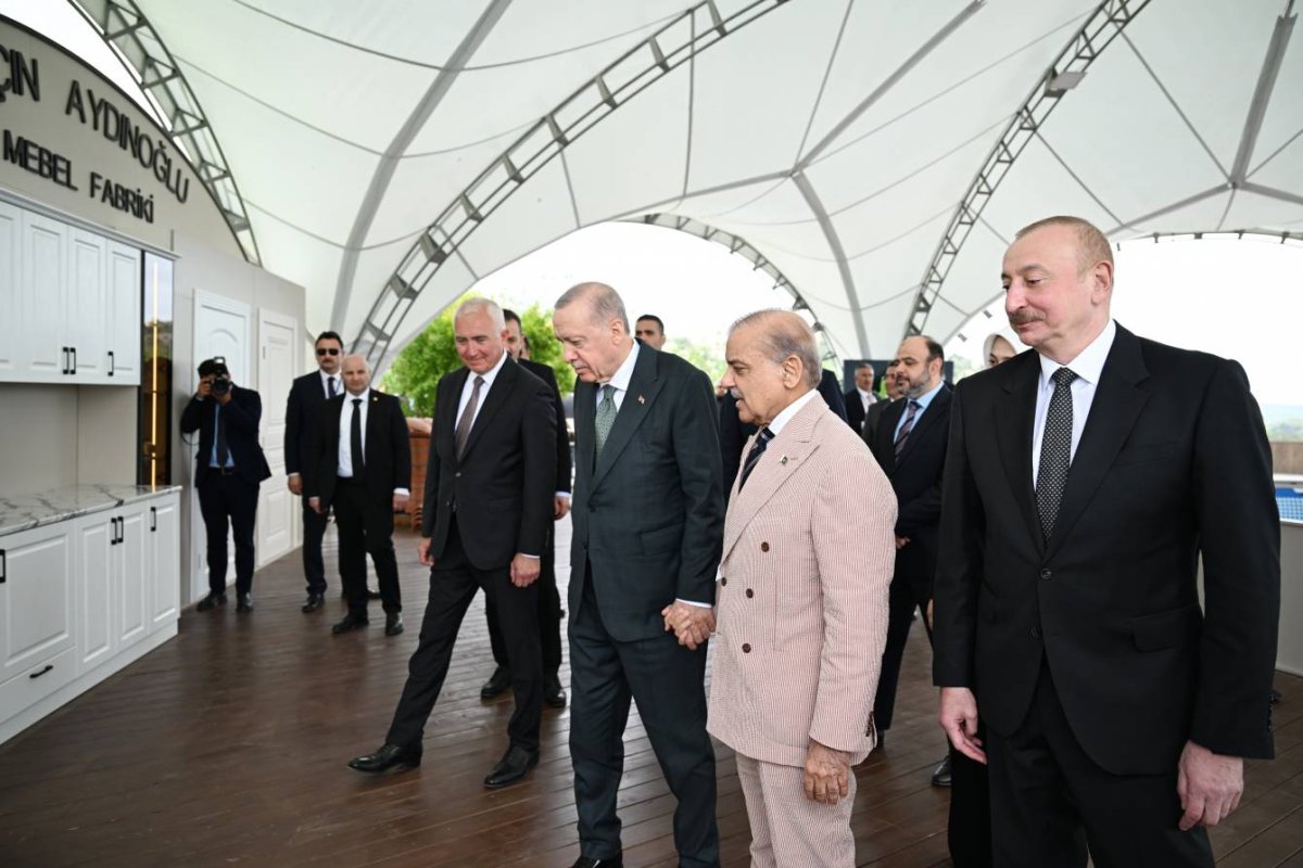 Azerbaycan ve Türkiye Cumhurbaşkanları ile Pakistan Başbakanı Laçin şehrini ziyaret etti